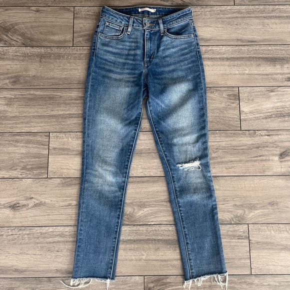 SOLD - Levi’s 721 High Rise Skinny Medium Wash Raw Hem Size 25 - Picture 2 of 10